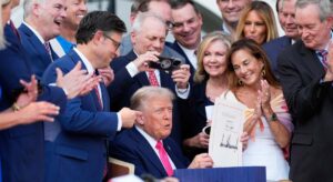 Trump advierte a la UE que si no hay acuerdo reimpondrá las tasas arancelarias