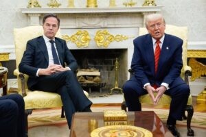 Trump amenaza a Rusia con un "100% de aranceles secundarios" en 50 días si no prospera la negociación con Ucrania