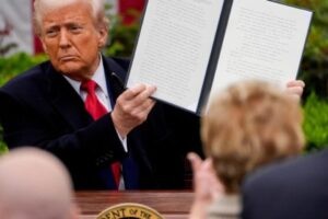 Trump anuncia aranceles adicionales del 35% a Canadá por tomar represalias