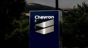 Trump autoriza a Chevron a reanudar extracción de petróleo