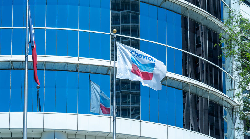Trump autoriza a Chevron reanudar la extracción de petróleo en Venezuela