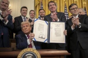 Trump conmemora seis meses de su segundo mandato al frente de un país "renacido"