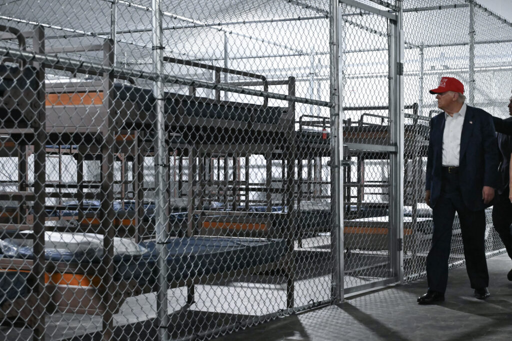 Trump elogia el centro de detención de migrantes "Alcatraz de los caimanes" - AlbertoNews