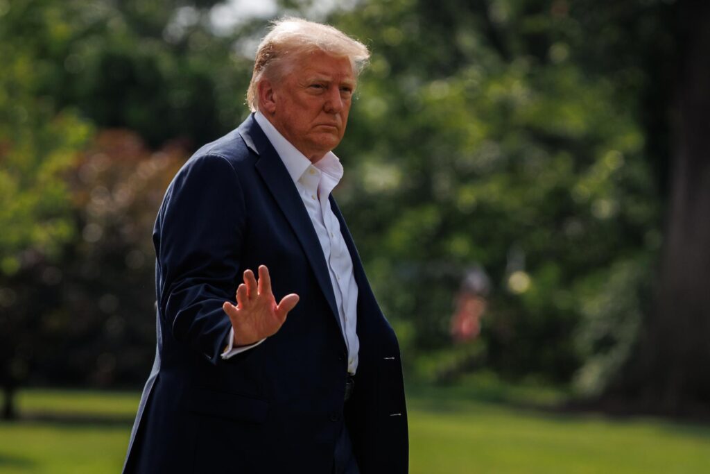 Trump evalúa no gravar con aranceles del 35 % a los bienes canadienses sujetos al T-MEC