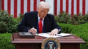 Trump fijó aranceles del 25 al 40 % a una docena de países desde agosto