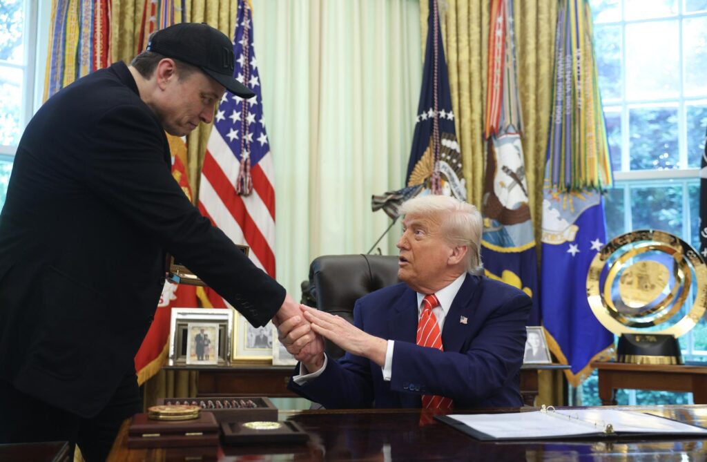 Trump llama "tren descarrilado" a Musk