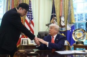 Trump llama "tren descarrilado" a Musk