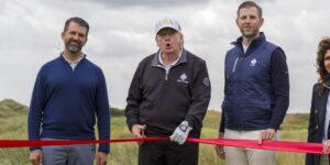 Trump mezcla política y negocios en su viaje de golf a Escocia