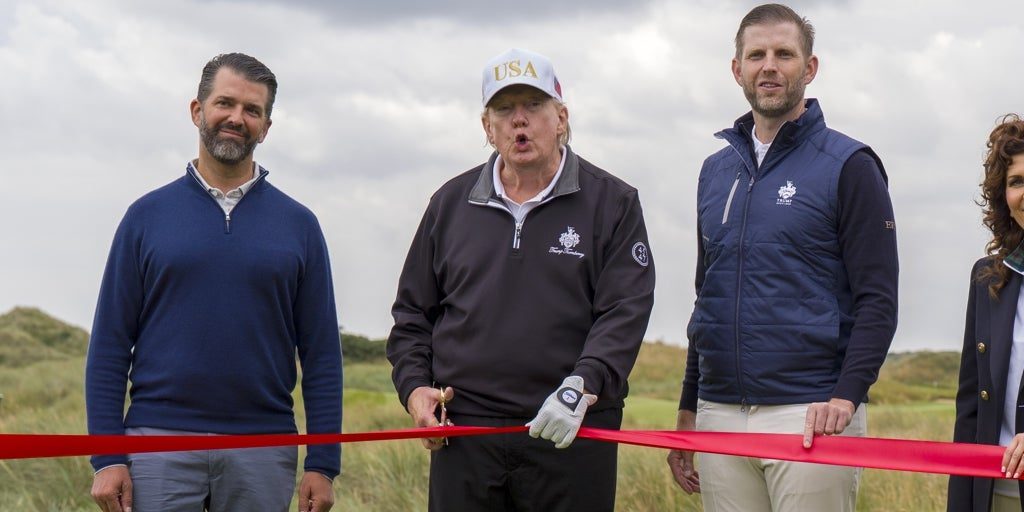 Trump mezcla política y negocios en su viaje de golf a Escocia