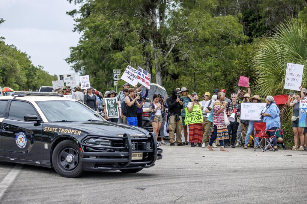 Trump ordena arrestar a quienes arrojen piedras contra vehículos de agentes migratorios - AlbertoNews