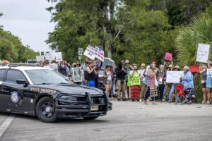 Trump ordena arrestar a quienes arrojen piedras contra vehículos de agentes migratorios – AlbertoNews