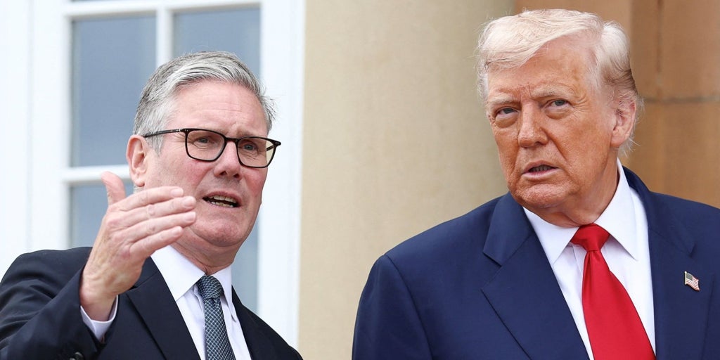 Trump recibe a Starmer como huésped en su propio país, y lo hace subir las escaleras de su hotel