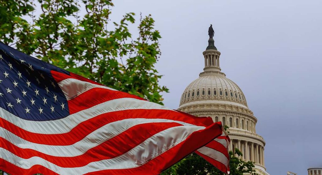 Trump salva su gran reforma fiscal en el Congreso tras una votación agónica