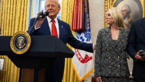 Trump trata sin éxito de atajar la rebelión MAGA por la falta de transparencia en el ‘caso Epstein’ | elperiodico.com