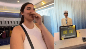 Turista llegó a un hotel en Tokio y fue atendida por robots recepcionistas