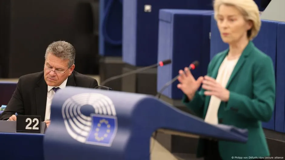 UE alarga suspensión de aranceles de represalia contra EEUU – DW – 13/07/2025
