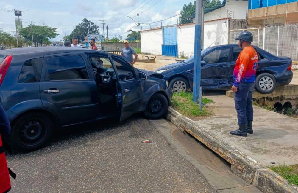 Un Fiesta y un Focus implicados en un accidente en la Av. Jesús Subero