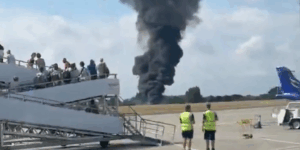 Un avión se estrella en un aeropuerto de Londres tras despegar