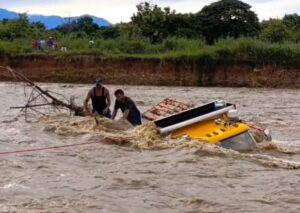 Un camión quedó bajo el agua por la crecida repentina de una quebrada en Barinas (VIDEO)