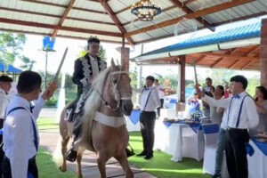 Un joven se viralizó al celebrar sus 15 años con traje, caballo y corona (VIDEO)
