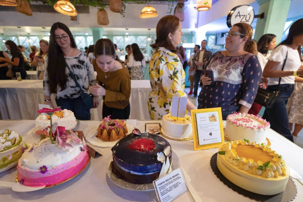 Un millar de asistentes a evento donde una torta era el pase de entrada
