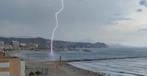 Un niño falleció tras ser impactado por un rayo en una playa de Anzoátegui – AlbertoNews