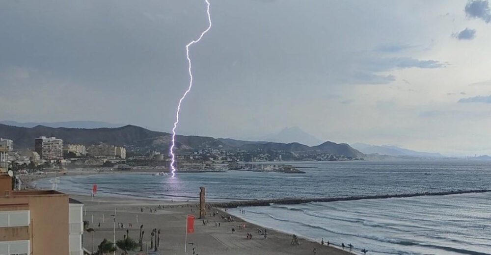 Un niño falleció tras ser impactado por un rayo en una playa de Anzoátegui - AlbertoNews