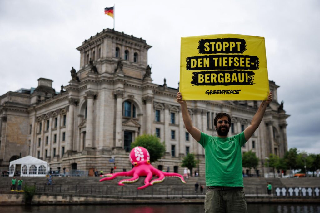 Un pulpo gigante inflable de Greenpeace protesta contra la minería en aguas profundas - AlbertoNews