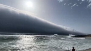 Un raro 'tsunami' de nubes sorprende a bañistas en Portugal - AlbertoNews