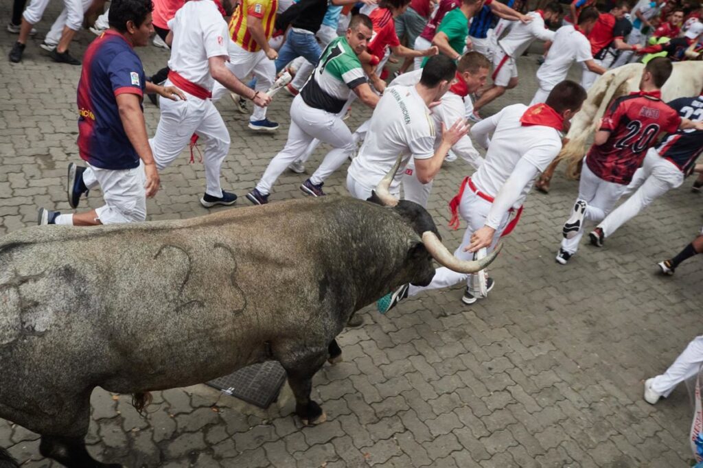 Un toro de José Escolar genera situaciones complicadas en la Plaza en el sexto encierro de los Sanfermines