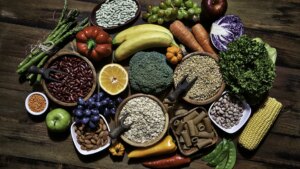 Una endocrinóloga revela cuáles son los mejores alimentos para ir al baño (y no se trata de ciruela ni muesli)