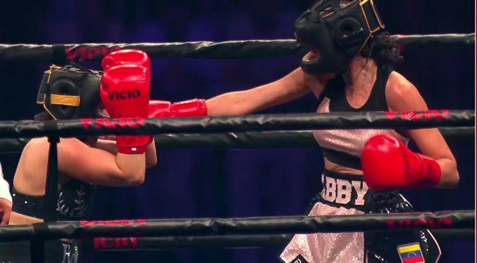 VIDEO: streamer "Abby" desfiló la bandera de Venezuela en su pelea contra "RoRo"