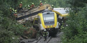 Varios muertos y decenas de heridos tras descarrilar un tren de pasajeros en Alemania