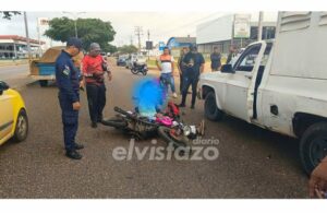 Vehículo tipo perrera y una moto colisionaron en la Av. Rotaria dejando lesionados a un hombre de 63 años y otro de 26