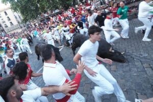Veloz y peligroso encierro de los toros de La Palmosilla, con tres heridos por asta | europapress.es