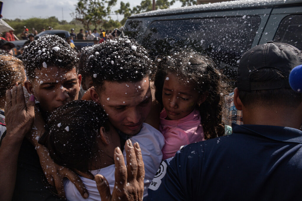 Venezolanos detenidos en el Cecot narran las torturas que sufrieron