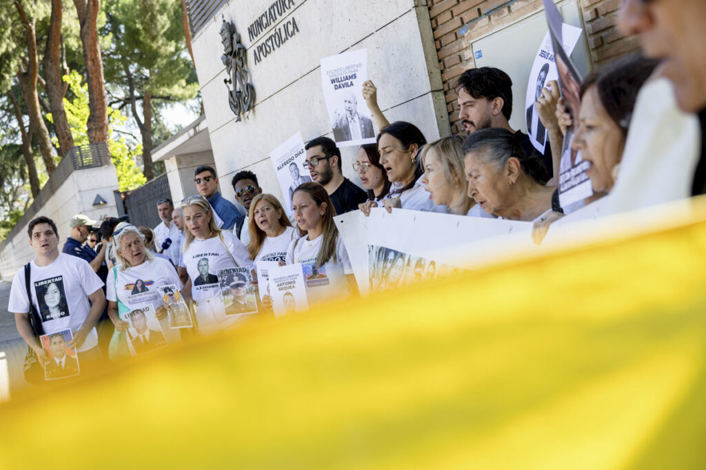 Venezolanos en Madrid piden al Vaticano que interceda por los presos políticos