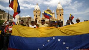 Venezuela anula pasaporte de defensores y periodistas – DW – 26/07/2025
