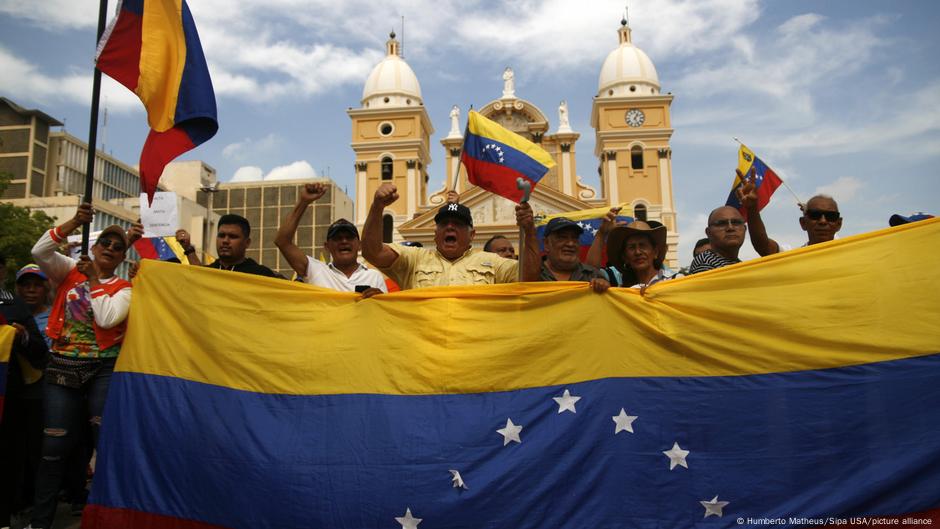 Venezuela anula pasaporte de defensores y periodistas – DW – 26/07/2025