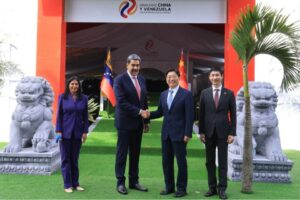 Venezuela firma convenios económicos y de desarrollo de inteligencia artificial con China
