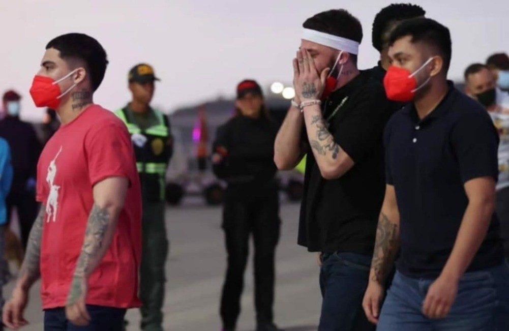 Venezuela hace canje de 10 estadounidenses a cambio de 252 venezolanos detenidos en El Salvador