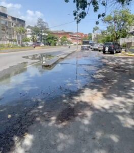 Vía principal de Caribe colapsada por aguas servidas