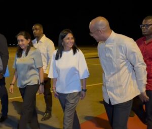 Vicepresidente Rodríguez viaja a Surinam para toma de posesión de jefa de Estado
