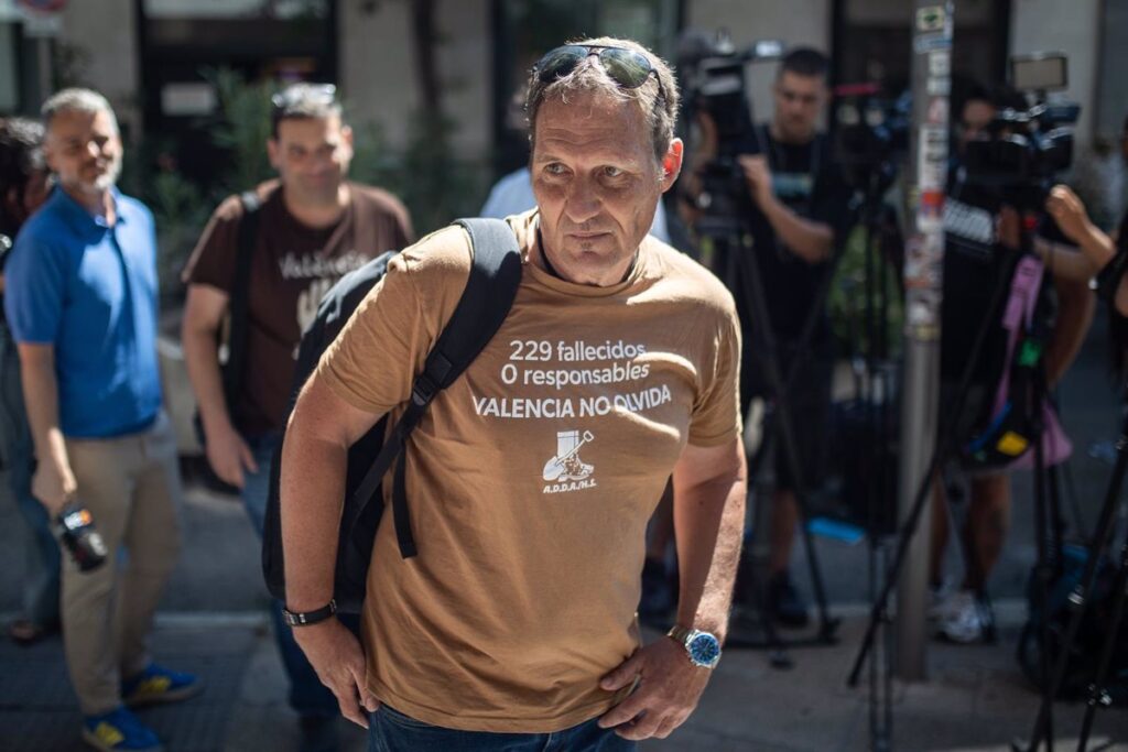 Víctimas de la dana dicen que Feijóo les ha contestado que él no puede cesar a Mazón y defiende su continuidad