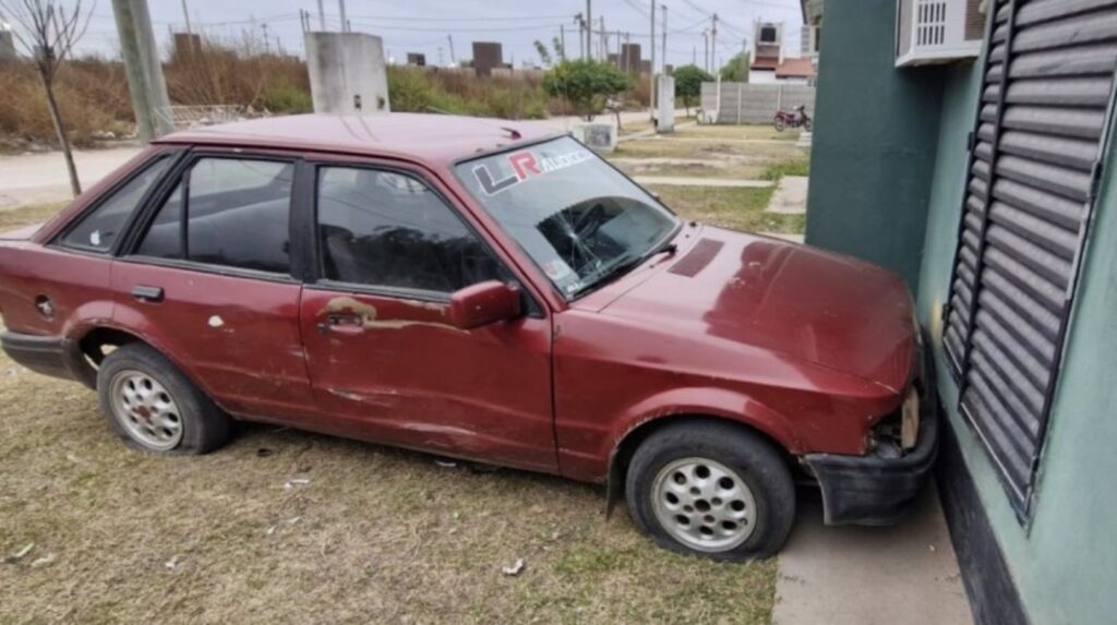 Vio el carro de su pareja en la casa de la ex y los celos la llevaron a la peor venganza