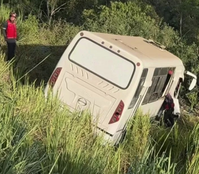 Volcamiento de bus en Tazón deja 29  heridos