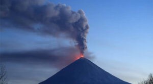 Volcán Kliuchevskói entra en erupción tras potentes terremotos en Rusia