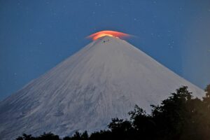 Volcán Klyuchevskoy, en la península de Kamchatka, entró en erupción tras el potente terremoto en el Pacífico – AlbertoNews