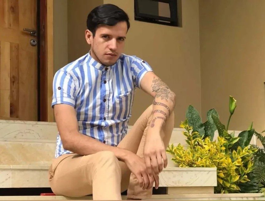 Volvió a Venezuela el maquillador que había sido encarcelado en El Salvador por sus tatuajes