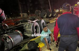 Volvió a nacer: Gandola cargada de madera se volcó en San Tomé y su conductor salió ileso
